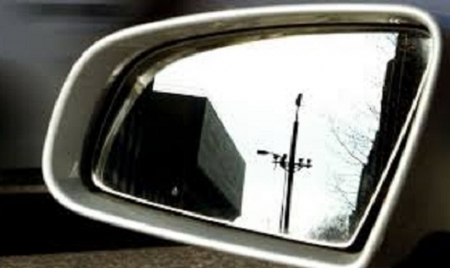 Noto, colpisce con lo specchietto dell'auto un passante ma non si ferma