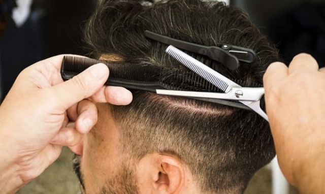 Siracusa, ai domiciliari ma fa venire in casa una persona per il taglio dei capelli: denunciato 21enne