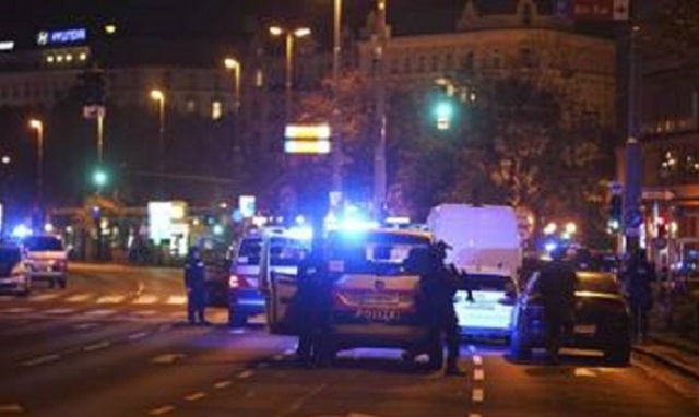 Attacco a Vienna, 3 morti e feriti: uno dei terroristi in fuga