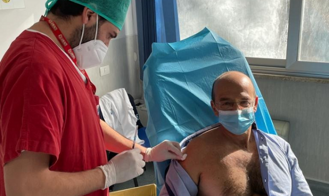 Vaccinazione anticovid, la testimonianza di Marco Di Stefano, medico in prima linea: "Farlo è stata la cosa giusta". VIDEO