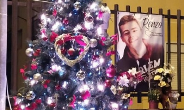 Siracusa, accese le luci dell'albero di Natale di Renzo "per illuminare le coscienze"