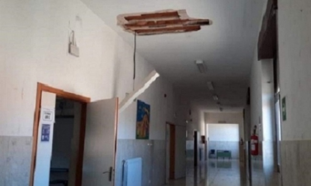 Cassibile, crollo intonaci a scuola: lezioni in presenza a turni