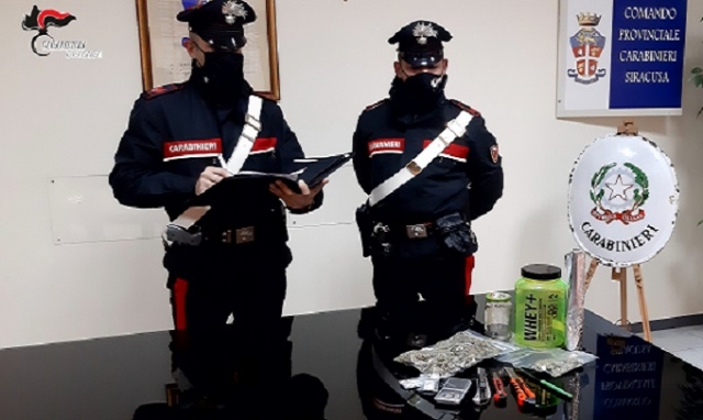 Siracusa, nasconde la droga nel barattolo delle proteine: va ai domiciliari