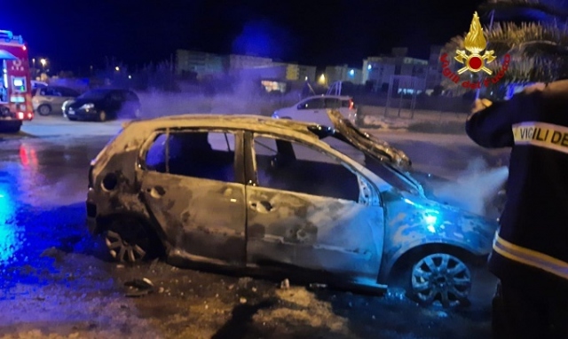 Siracusa, auto distrutto dal fuoco in via Luigi Cassia