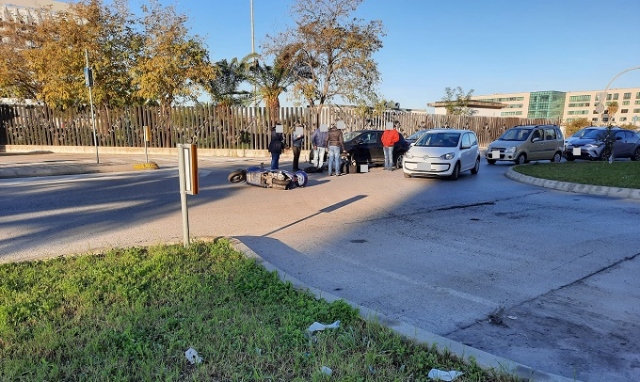 Siracusa, scontro auto-moto davanti il tribunale: un ferito
