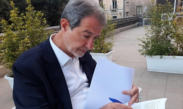 Feste di Natale, nuova ordinanza di Musumeci: novita per lo shopping e per chi arriva in Sicilia