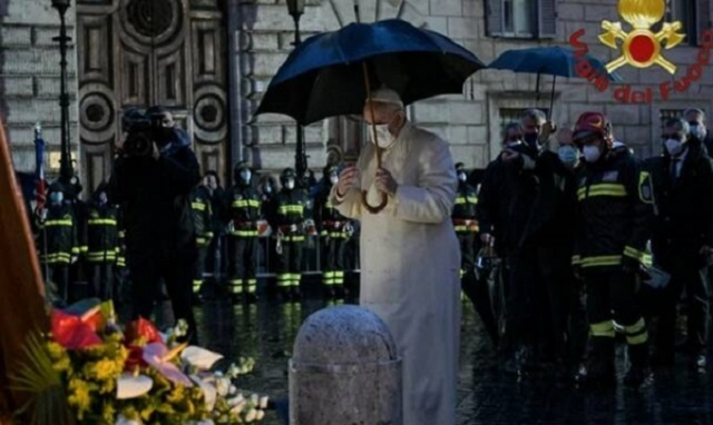 All'alba la visita del Papa alla statua dell'Immacolata