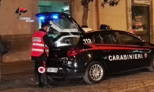 Siracusa, mostra patente tedesca contraffatta ai carabinieri: denunciato