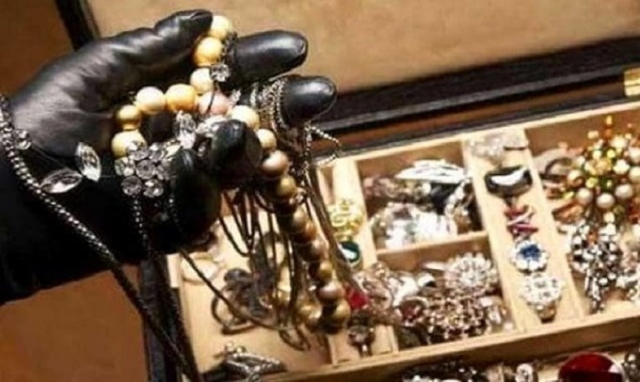 Siracusa, rapina in gioielleria: in azione un uomo armato di coltello