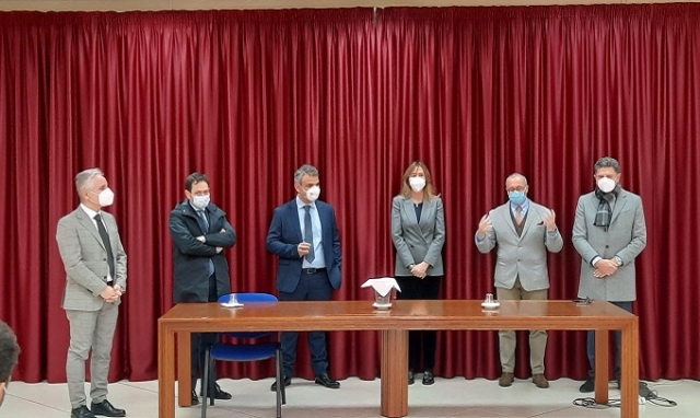 Siracusa, l'assessore regionale Razza nel cuore della zona industriale: "Vaccini per tornare alla normalità"