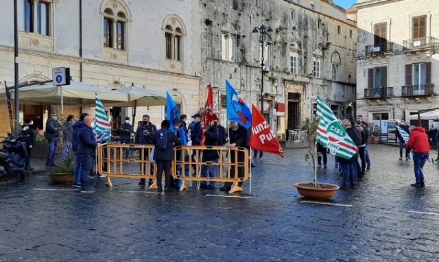 Siracusa, sciopero dei dipendenti pubblici: sit in davanti la Prefettura