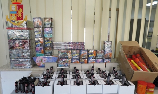 Siracusa, sequestrati 285 candelotti di materiale esplosivo vietato in un condominio di via Monteforte. VIDEO