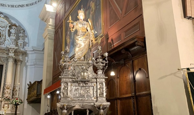Siracusa, la vigilia della festa di Santa Lucia: il simulacro traslato dalla cappella all'altare maggiore