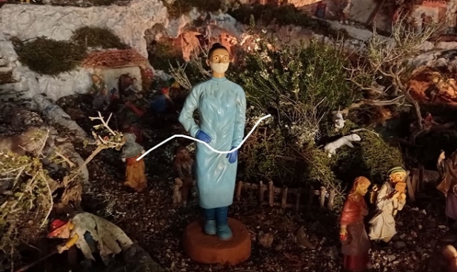 Siracusa, nel presepe compare la statuetta dell'operatrice sanitaria: donata all'arcivescovo Lomanto