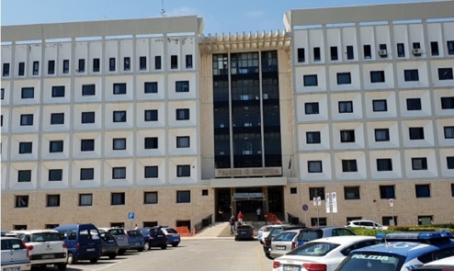 Siracusa, in tribunale armati coltello: denunciati madre e figlio