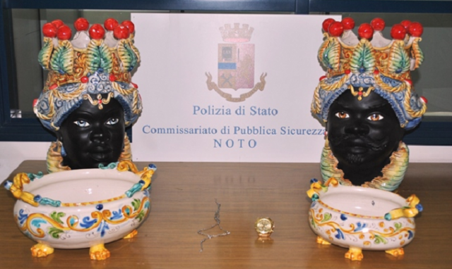 Noto, pagano con un assegno falso oggetti preziosi: 3 denunciati per truffa