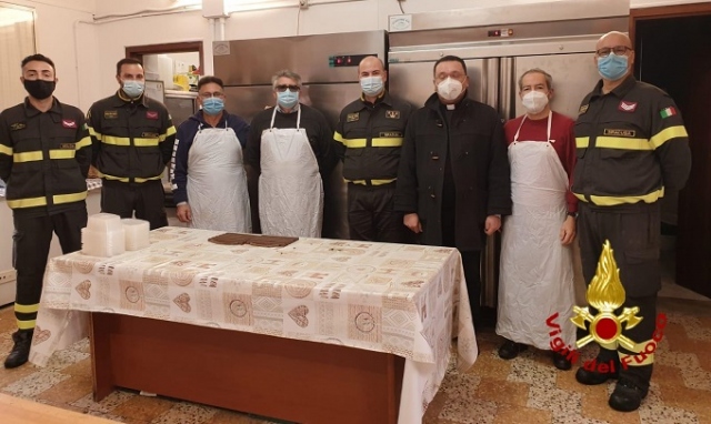 Siracusa, vigili del fuoco in cucina alla mensa della Caritas