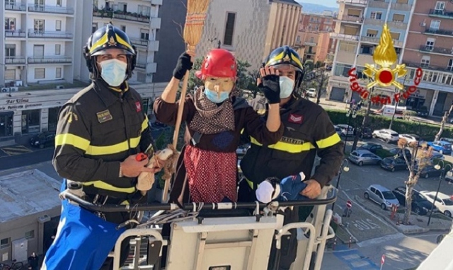 Siracusa, la Befana in visita all'Umberto I: consegna dolci e pigotte per i bambini ricoverati