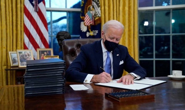 Biden firma i 17 decreti esecutivi. Prime sfide: vaccino anticovid e razzismo