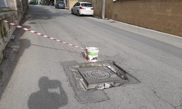 Siracusa, un bidone di vernice per segnalare un tombino pericoloso