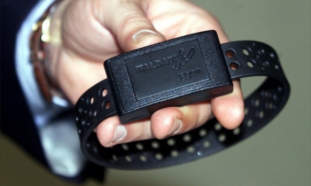 Augusta, violazione domiciliari grazie a braccialetto elettronico malfunzionante: finisce in carcere