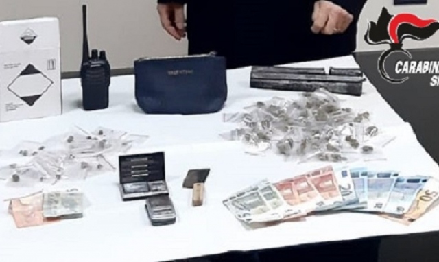Siracusa, in bagno nascoste marijuana e hashish: arrestato 22enne