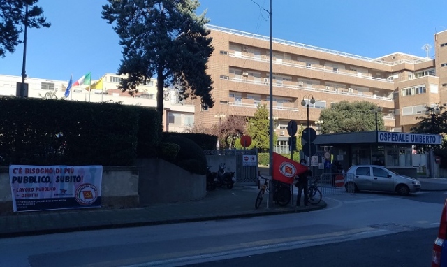 Siracusa, flash mob solidale davanti l'ospedale Umberto I