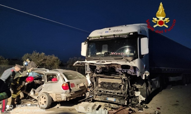 Incidente mortale sulla Sp26  Pachino Rosolini, scontro auto-tir: i morti salgono a 3