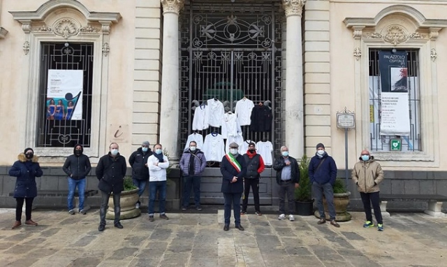 Palazzolo Acreide, la protesta dei ristoratori: divise al sindaco