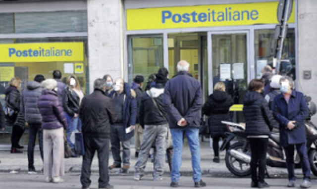 Lunghe file fuori dagli uffici postali, la denuncia dell'associazione Rsa
