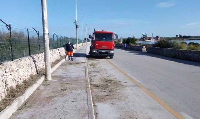 Pulizia straordinaria a Marina di Priolo, il sindaco ai cittadini: "Mantenete pulita la nostra spiaggia"