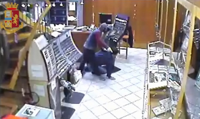 Siracusa, rapina violenta in una gioielleria: donna della banda condannata in via definitiva