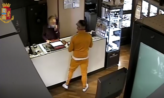 Siracusa, evade i domiciliari e compie una rapina in gioielleria: incastrato dalle immagini di videosorveglianza