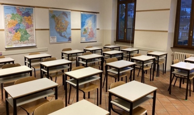 Scuole, in serata l'ordinanza del governo regionale: dad anche per elementari e le medie