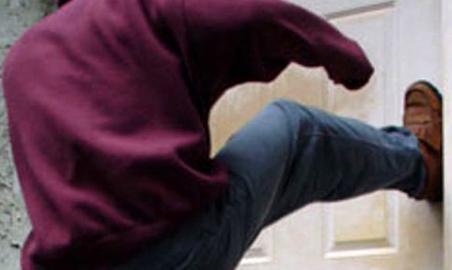 Siracusa, pretende un risarcimento dalla ex convivente che lo ha lasciato: sfonda la porta di casa e la minaccia di morte