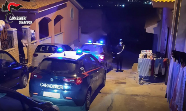 Spari in strada a Noto, maldicenze su donne della comunità dei "caminanti": 48enne fermato per tentato omicidio