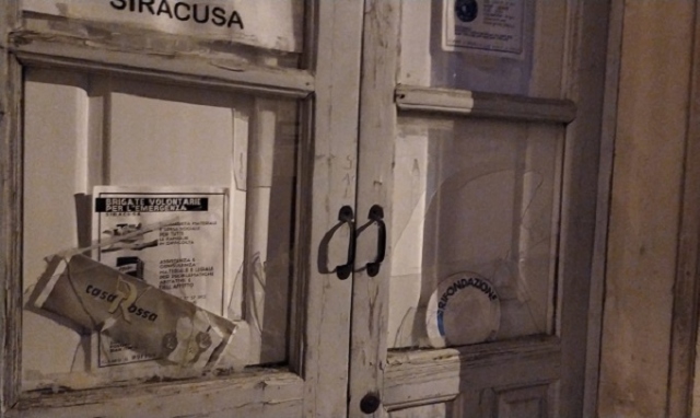Vandali in azione nella sede di Rifondazione, di Pci, Siracusa Ribelle e Casa Rossa