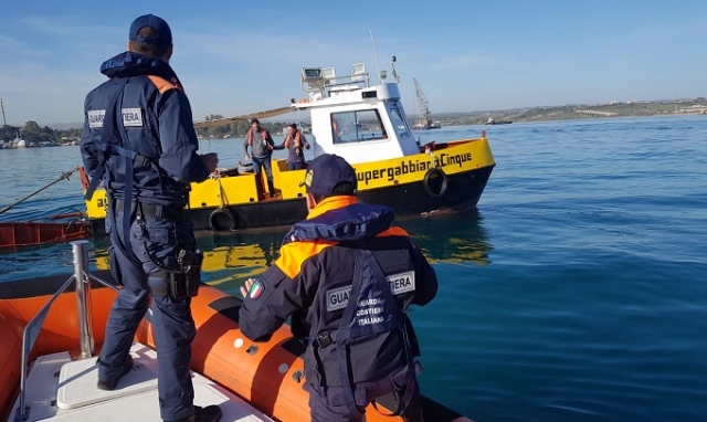 Augusta, sversamento di gasolio in porto: in corso le attività di bonifica