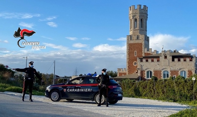 Pachino, danneggiamenti in un esercizio commericale e in una chiesa: 38enne ai domiciliari