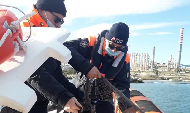 Augusta, pescatori di frodo nel porto: sanzione di 1.000 euro