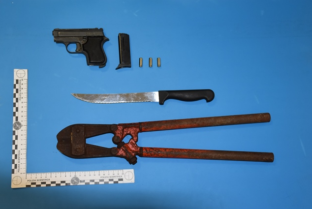 Augusta, in auto con pistola a salve e oggetti atti ad offendere: denunciato