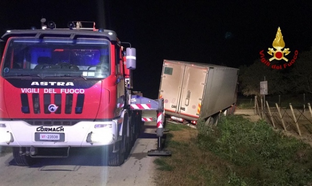 Noto, camion fuori strada: intervengono i vigili del fuoco