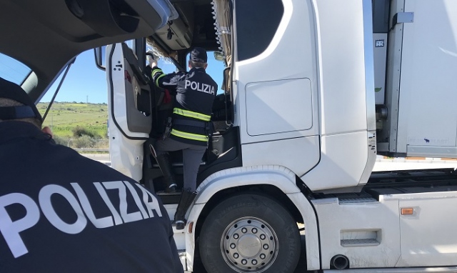 Autostrada Siracusa-Catania, controlli sui mezzi pesanti: 3 denunce