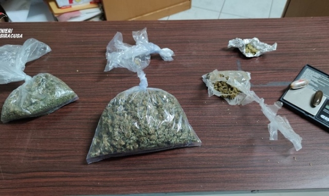 Priolo, in casa con marijuana, hashish e materiale per confezionale le dosi