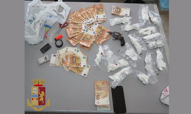 Siracusa, nascondeva in giardino cocaina per un valore di 80.000 euro, una pistola e denaro: in manette 31enne