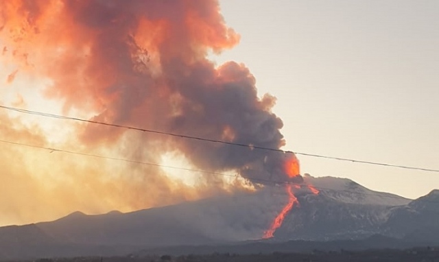 Spettacolare eruzione sull'Etna: esplosioni, colonna di fumo e colata di lava