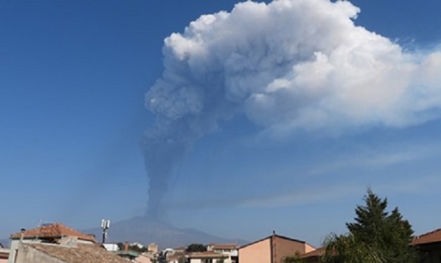 L'Etna dà ancora spettacolo con lava e cenere