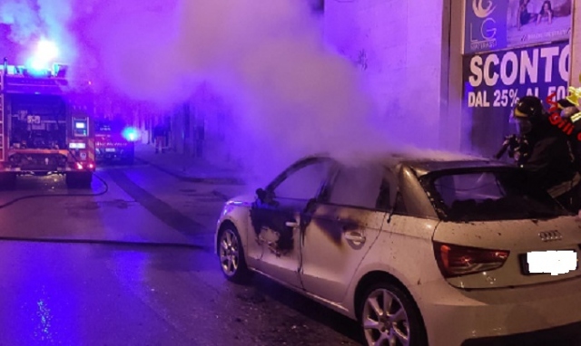 Siracusa, incendio d'auto in via Arsenale: non si esclude il dolo