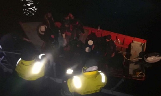 Lampedusa, barcone si ribalta durante i soccorsi