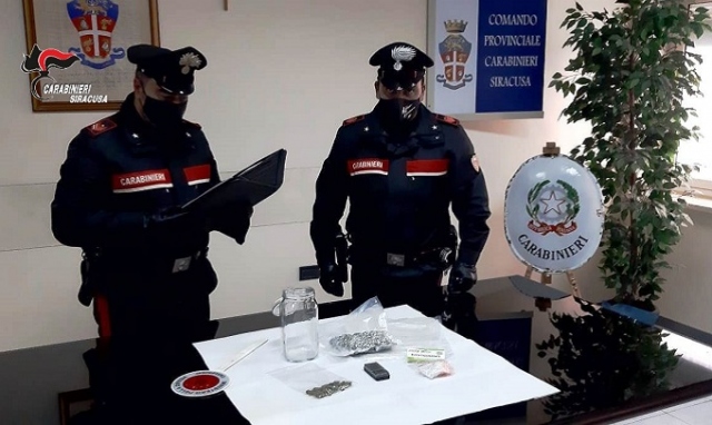 Siracusa, la droga arriva a domicilio tramite corriere: denunciato 22enne
